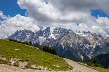 Dolomitler dağları, Alpi Dolomiti yazın güzel manzarası. Cortina 'd' Amprezzo yakınlarındaki Alp Dağları zirveleri ve yeşil vadi dağlarının tepeleri.