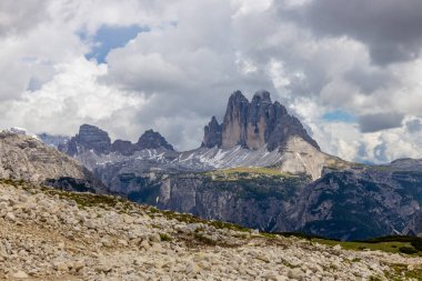 Dolomitler dağları, Alpi Dolomiti yazın güzel manzarası. Cortina 'd' Amprezzo yakınlarındaki Alp Dağları zirveleri ve yeşil vadi dağlarının tepeleri.