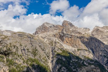 Dolomitler dağları, Alpi Dolomiti yazın güzel manzarası. Cortina 'd' Amprezzo yakınlarındaki Alp Dağları zirveleri ve yeşil vadi dağlarının tepeleri.