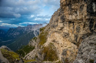 Dolomitler dağları, Alpi Dolomiti yazın güzel manzarası. Cortina 'd' Amprezzo yakınlarındaki Alp Dağları zirveleri ve yeşil vadi dağlarının tepeleri.