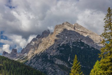 Dolomitler dağları, Alpi Dolomiti yazın güzel manzarası. Cortina 'd' Amprezzo yakınlarındaki Alp Dağları zirveleri ve yeşil vadi dağlarının tepeleri.