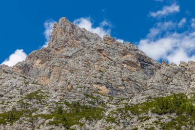 Dolomitler dağları, Alpi Dolomiti yazın güzel manzarası. Cortina 'd' Amprezzo yakınlarındaki Alp Dağları zirveleri ve yeşil vadi dağlarının tepeleri.