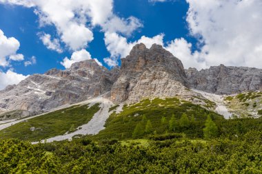 Dolomitler dağları, Alpi Dolomiti yazın güzel manzarası. Cortina 'd' Amprezzo yakınlarındaki Alp Dağları zirveleri ve yeşil vadi dağlarının tepeleri.