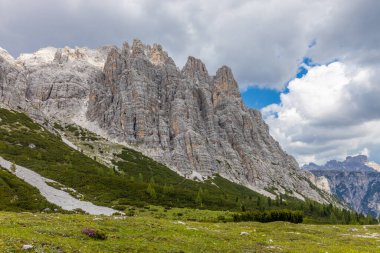 Dolomitler dağları, Alpi Dolomiti yazın güzel manzarası. Cortina 'd' Amprezzo yakınlarındaki Alp Dağları zirveleri ve yeşil vadi dağlarının tepeleri.