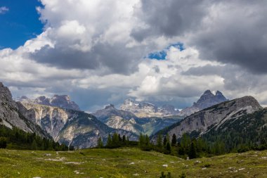 Dolomitler dağları, Alpi Dolomiti yazın güzel manzarası. Cortina 'd' Amprezzo yakınlarındaki Alp Dağları zirveleri ve yeşil vadi dağlarının tepeleri.