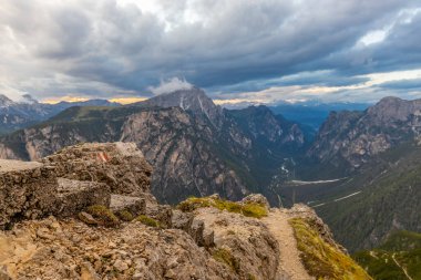 Dolomitler dağları, Alpi Dolomiti yazın güzel manzarası. Cortina 'd' Amprezzo yakınlarındaki Alp Dağları zirveleri ve yeşil vadi dağlarının tepeleri.