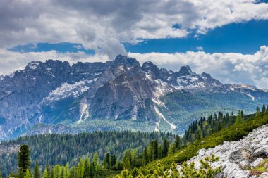Dolomitler dağları, Alpi Dolomiti yazın güzel manzarası. Cortina 'd' Amprezzo yakınlarındaki Alp Dağları zirveleri ve yeşil vadi dağlarının tepeleri.