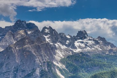 Dolomitler dağları, Alpi Dolomiti yazın güzel manzarası. Cortina 'd' Amprezzo yakınlarındaki Alp Dağları zirveleri ve yeşil vadi dağlarının tepeleri.