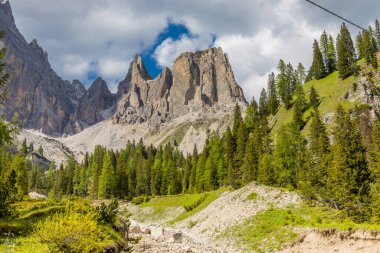 Dolomitler dağları, Alpi Dolomiti yazın güzel manzarası. Cortina 'd' Amprezzo yakınlarındaki Alp Dağları zirveleri ve yeşil vadi dağlarının tepeleri.