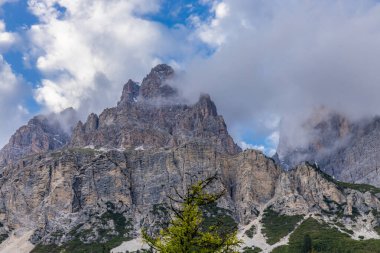 Dolomitler dağları, Alpi Dolomiti yazın güzel manzarası. Cortina 'd' Amprezzo yakınlarındaki Alp Dağları zirveleri ve yeşil vadi dağlarının tepeleri.