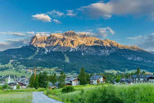 Dolomitler dağları, Alpi Dolomiti yazın güzel manzarası. Cortina 'd' Amprezzo yakınlarındaki Alp Dağları zirveleri ve yeşil vadi dağlarının tepeleri.