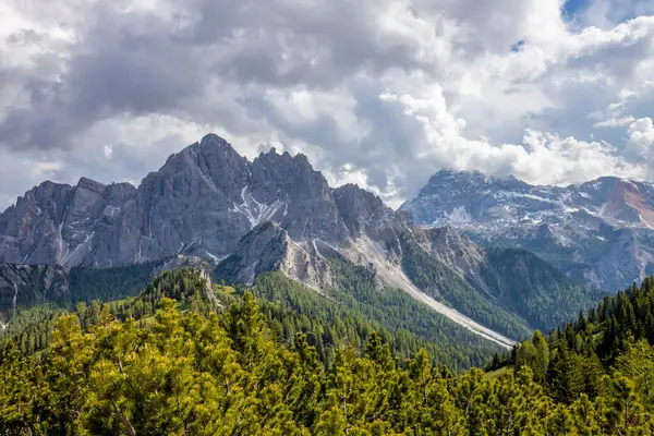Dolomitler dağları, Alpi Dolomiti yazın güzel manzarası. Cortina 'd' Amprezzo yakınlarındaki Alp Dağları zirveleri ve yeşil vadi dağlarının tepeleri.