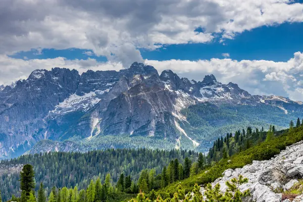 Dolomitler dağları, Alpi Dolomiti yazın güzel manzarası. Cortina 'd' Amprezzo yakınlarındaki Alp Dağları zirveleri ve yeşil vadi dağlarının tepeleri.