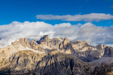 Dolomitler dağları, Alpi Dolomiti yazın güzel manzarası. Cortina 'd' Amprezzo yakınlarındaki Alp Dağları zirveleri ve yeşil vadi dağlarının tepeleri.