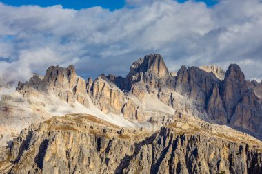 Dolomitler dağları, Alpi Dolomiti yazın güzel manzarası. Cortina 'd' Amprezzo yakınlarındaki Alp Dağları zirveleri ve yeşil vadi dağlarının tepeleri.