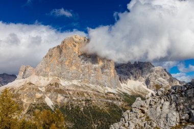 Dolomitler dağları, Alpi Dolomiti yazın güzel manzarası. Cortina 'd' Amprezzo yakınlarındaki Alp Dağları zirveleri ve yeşil vadi dağlarının tepeleri.