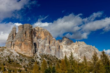 Dolomitler dağları, Alpi Dolomiti yazın güzel manzarası. Cortina 'd' Amprezzo yakınlarındaki Alp Dağları zirveleri ve yeşil vadi dağlarının tepeleri.