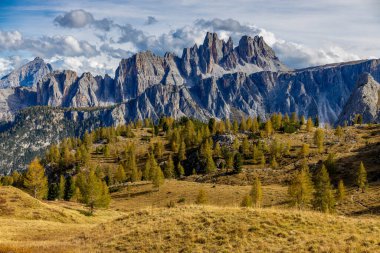 Dolomitler dağları, Alpi Dolomiti yazın güzel manzarası. Cortina 'd' Amprezzo yakınlarındaki Alp Dağları zirveleri ve yeşil vadi dağlarının tepeleri.