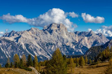 Dolomitler dağları, Alpi Dolomiti yazın güzel manzarası. Cortina 'd' Amprezzo yakınlarındaki Alp Dağları zirveleri ve yeşil vadi dağlarının tepeleri.