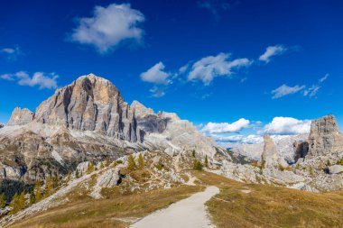 Dolomitler dağları, Alpi Dolomiti yazın güzel manzarası. Cortina 'd' Amprezzo yakınlarındaki Alp Dağları zirveleri ve yeşil vadi dağlarının tepeleri.