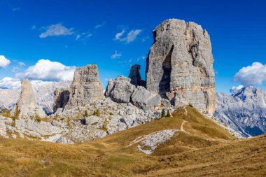 Dolomitler dağları, Alpi Dolomiti yazın güzel manzarası. Cortina 'd' Amprezzo yakınlarındaki Alp Dağları zirveleri ve yeşil vadi dağlarının tepeleri.