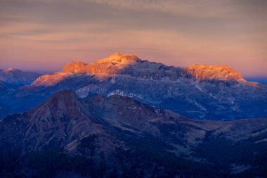 Dolomitler dağları, Alpi Dolomiti yazın güzel manzarası. Cortina 'd' Amprezzo yakınlarındaki Alp Dağları zirveleri ve yeşil vadi dağlarının tepeleri.