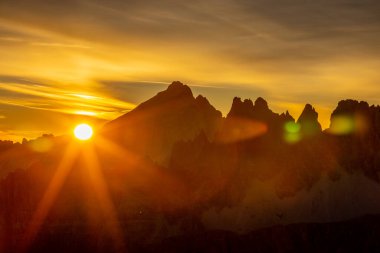 Dolomitler dağları, Alpi Dolomiti yazın güzel manzarası. Cortina 'd' Amprezzo yakınlarındaki Alp Dağları zirveleri ve yeşil vadi dağlarının tepeleri.