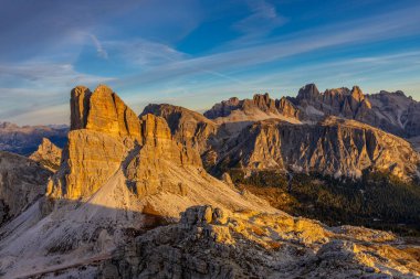 Dolomitler dağları, Alpi Dolomiti yazın güzel manzarası. Cortina 'd' Amprezzo yakınlarındaki Alp Dağları zirveleri ve yeşil vadi dağlarının tepeleri.