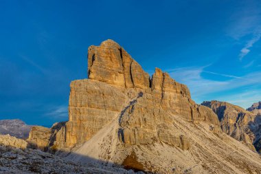 Dolomitler dağları, Alpi Dolomiti yazın güzel manzarası. Cortina 'd' Amprezzo yakınlarındaki Alp Dağları zirveleri ve yeşil vadi dağlarının tepeleri.