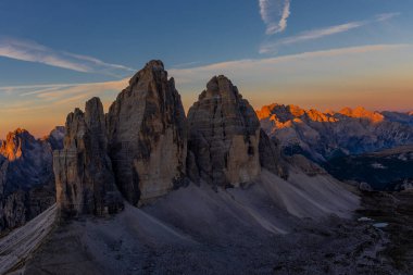 Dolomitler yaz aylarında mavi gökyüzünün altında güzel bir kaya kulesi oluştururlar. İtalyan Alp Dağları yüksek rakımlı kayalık duvarların manzaralı manzarası uçurumun görkemli manzarası ve yeşil vadi