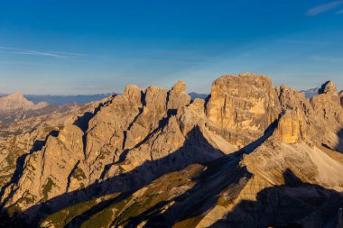 Dolomitler yaz aylarında mavi gökyüzünün altında güzel bir kaya kulesi oluştururlar. İtalyan Alp Dağları yüksek rakımlı kayalık duvarların manzaralı manzarası uçurumun görkemli manzarası ve yeşil vadi