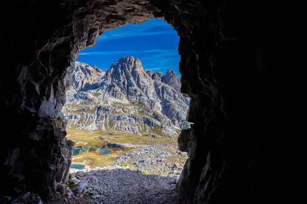 Dolomitler yaz aylarında mavi gökyüzünün altında güzel bir kaya kulesi oluştururlar. İtalyan Alp Dağları yüksek rakımlı kayalık duvarların manzaralı manzarası uçurumun görkemli manzarası ve yeşil vadi