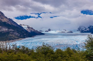 Patagonya, Arjantin 'de buzlu buzul Perito Moreno. Bulutlu ve kötü bir günde gölün üzerindeki dev buz serasları. Kutup enlemi üzerine Güney Amerika Arcitc manzarası. Dağ buzulu manzarası