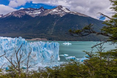 Patagonya, Arjantin 'de buzlu buzul Perito Moreno. Bulutlu ve kötü bir günde gölün üzerindeki dev buz serasları. Kutup enlemi üzerine Güney Amerika Arcitc manzarası. Dağ buzulu manzarası