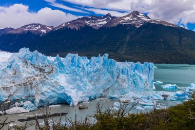 Patagonya, Arjantin 'de buzlu buzul Perito Moreno. Bulutlu ve kötü bir günde gölün üzerindeki dev buz serasları. Kutup enlemi üzerine Güney Amerika Arcitc manzarası. Dağ buzulu manzarası