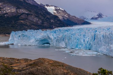 Patagonya, Arjantin 'de buzlu buzul Perito Moreno. Bulutlu ve kötü bir günde gölün üzerindeki dev buz serasları. Kutup enlemi üzerine Güney Amerika Arcitc manzarası. Dağ buzulu manzarası