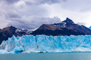 Patagonya, Arjantin 'de buzlu buzul Perito Moreno. Bulutlu ve kötü bir günde gölün üzerindeki dev buz serasları. Kutup enlemi üzerine Güney Amerika Arcitc manzarası. Dağ buzulu manzarası