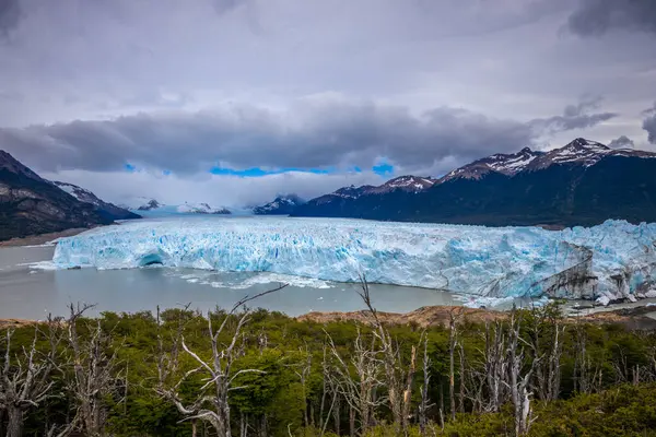 Patagonya, Arjantin 'de buzlu buzul Perito Moreno. Bulutlu ve kötü bir günde gölün üzerindeki dev buz serasları. Kutup enlemi üzerine Güney Amerika Arcitc manzarası. Dağ buzulu manzarası