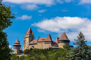 Mavi gökyüzünün altındaki kale simgesi. Avusturya 'da ortaçağ kalesi. Viyana çevresindeki antik tarihi yerler. Burg Kreuzenstein Kalesi. Dışarıdan kuleleri olan eski antik bir kale.