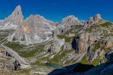 Dolomitler, Alpi Dolomiti yazın mavi gökyüzünün altında güzel manzaralı dağ manzarası. Güneşli bir günde Alpler 'in tepelerinde Rocky kulesi zirveleri. İtalya 'da kayalıkların ve tırmanan duvarların manzarası.