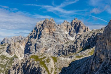 Dolomitler, Alpi Dolomiti yazın mavi gökyüzünün altında güzel manzaralı dağ manzarası. Güneşli bir günde Alpler 'in tepelerinde Rocky kulesi zirveleri. İtalya 'da kayalıkların ve tırmanan duvarların manzarası.