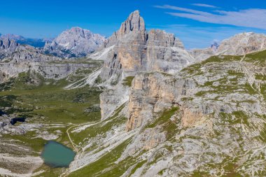 Dolomitler, Alpi Dolomiti yazın mavi gökyüzünün altında güzel manzaralı dağ manzarası. Güneşli bir günde Alpler 'in tepelerinde Rocky kulesi zirveleri. İtalya 'da kayalıkların ve tırmanan duvarların manzarası.