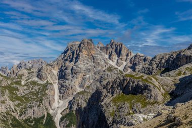 Dolomitler, Alpi Dolomiti yazın mavi gökyüzünün altında güzel manzaralı dağ manzarası. Güneşli bir günde Alpler 'in tepelerinde Rocky kulesi zirveleri. İtalya 'da kayalıkların ve tırmanan duvarların manzarası.