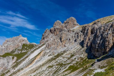 Dolomitler, Alpi Dolomiti yazın mavi gökyüzünün altında güzel manzaralı dağ manzarası. Güneşli bir günde Alpler 'in tepelerinde Rocky kulesi zirveleri. İtalya 'da kayalıkların ve tırmanan duvarların manzarası.