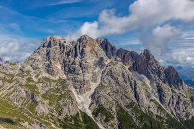 Dolomitler, Alpi Dolomiti yazın mavi gökyüzünün altında güzel manzaralı dağ manzarası. Güneşli bir günde Alpler 'in tepelerinde Rocky kulesi zirveleri. İtalya 'da kayalıkların ve tırmanan duvarların manzarası.