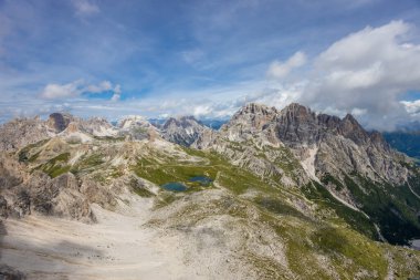 Dolomitler, Alpi Dolomiti yazın mavi gökyüzünün altında güzel manzaralı dağ manzarası. Güneşli bir günde Alpler 'in tepelerinde Rocky kulesi zirveleri. İtalya 'da kayalıkların ve tırmanan duvarların manzarası.