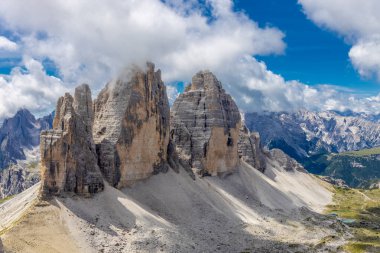 Dolomitler, Alpi Dolomiti yazın mavi gökyüzünün altında güzel manzaralı dağ manzarası. Güneşli bir günde Alpler 'in tepelerinde Rocky kulesi zirveleri. İtalya 'da kayalıkların ve tırmanan duvarların manzarası.
