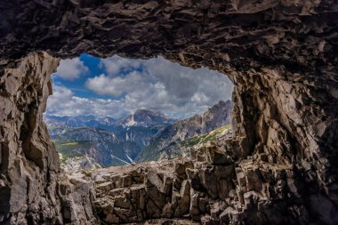 Dolomitler, Alpi Dolomiti yazın mavi gökyüzünün altında güzel manzaralı dağ manzarası. Güneşli bir günde Alpler 'in tepelerinde Rocky kulesi zirveleri. İtalya 'da kayalıkların ve tırmanan duvarların manzarası.