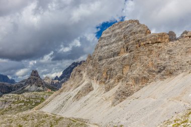 Dolomitler, Alpi Dolomiti yazın mavi gökyüzünün altında güzel manzaralı dağ manzarası. Güneşli bir günde Alpler 'in tepelerinde Rocky kulesi zirveleri. İtalya 'da kayalıkların ve tırmanan duvarların manzarası.