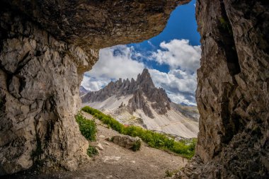 Dolomitler, Alpi Dolomiti yazın mavi gökyüzünün altında güzel manzaralı dağ manzarası. Güneşli bir günde Alpler 'in tepelerinde Rocky kulesi zirveleri. İtalya 'da kayalıkların ve tırmanan duvarların manzarası.